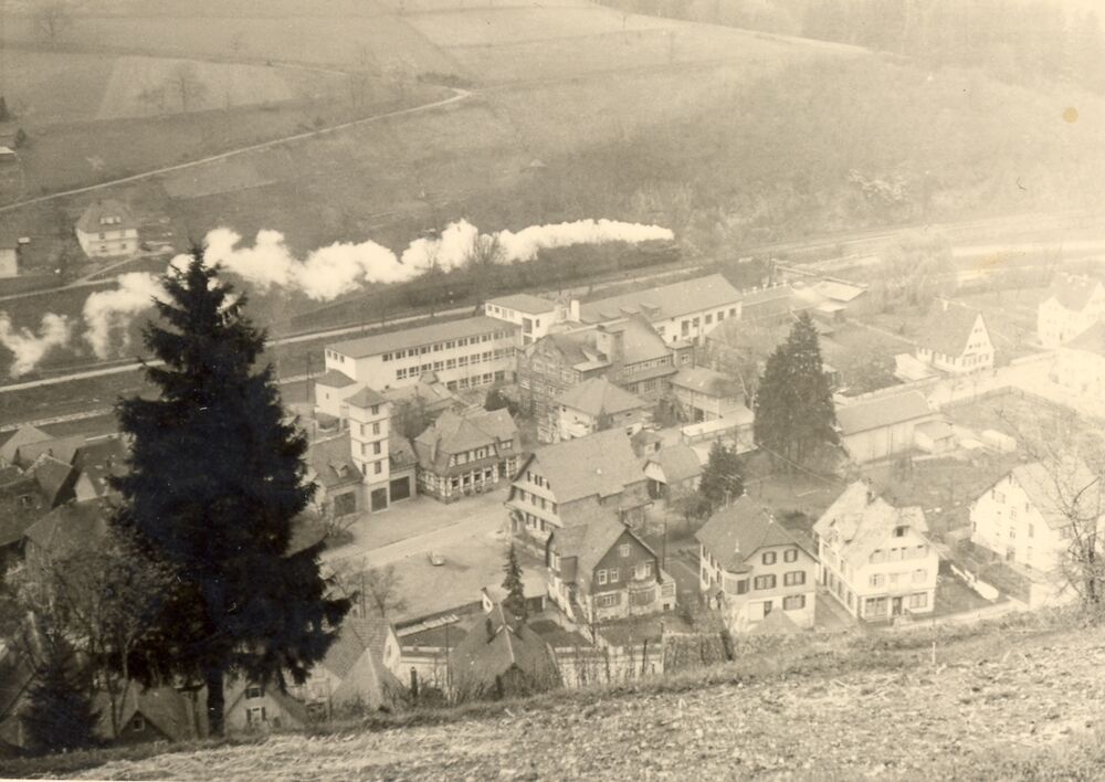 1950er Jahre – Wirtschaftswunder: Die Wirtschaft boomt, das Unternehmen wächst. Ein Blick auf die Firmengebäude von Hansgrohe im Kinzigtal.